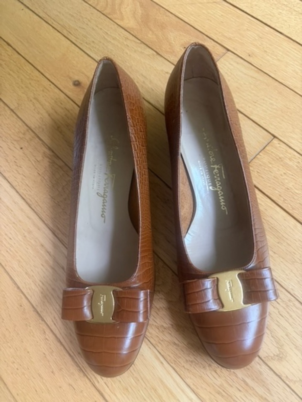 FERRAGAMO LOW HEEEL PUMP